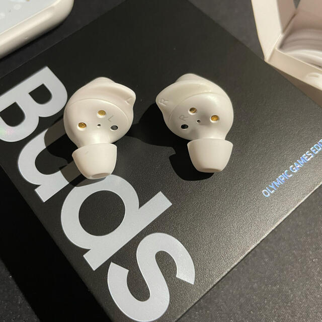 SAMSUNG(サムスン)のGALAXY Buds Olympic game edition スマホ/家電/カメラのオーディオ機器(ヘッドフォン/イヤフォン)の商品写真