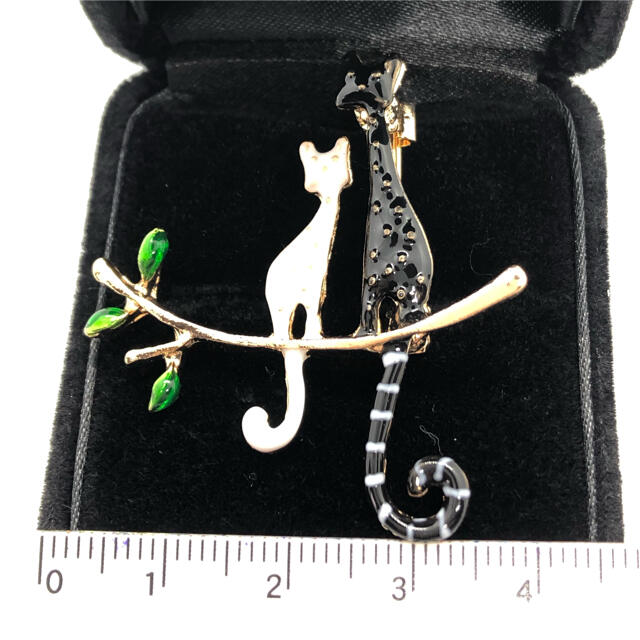 !猫　ネコ　ねこ　ブローチ　 エンタメ/ホビーのコスプレ(小道具)の商品写真