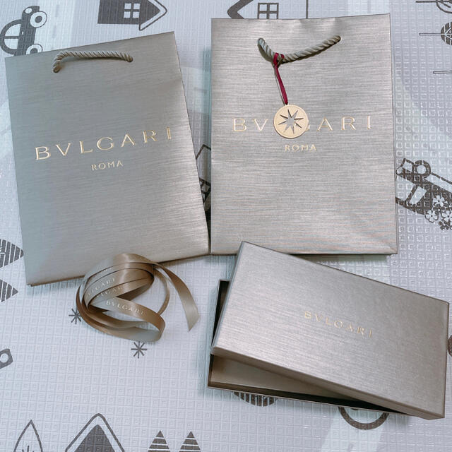 BVLGARI(ブルガリ)のブルガリ　BVLGARI   紙袋　箱　リボン　ゴールド レディースのバッグ(ショップ袋)の商品写真