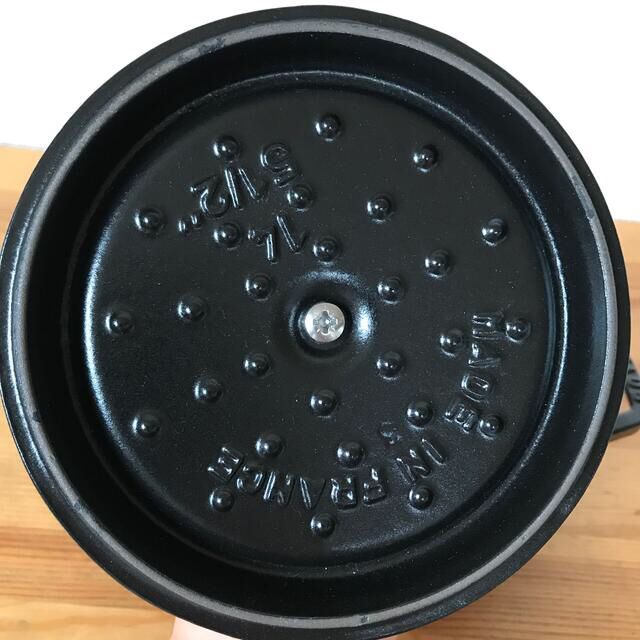 STAUB(ストウブ)のストウブ　ラウンドココット　14センチ　ブラック インテリア/住まい/日用品のキッチン/食器(鍋/フライパン)の商品写真