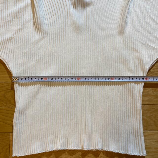 UNIQLO(ユニクロ)の【ユニクロ】3DコットンプリーツVネックセーター　Sサイズ（白色） レディースのトップス(カットソー(半袖/袖なし))の商品写真
