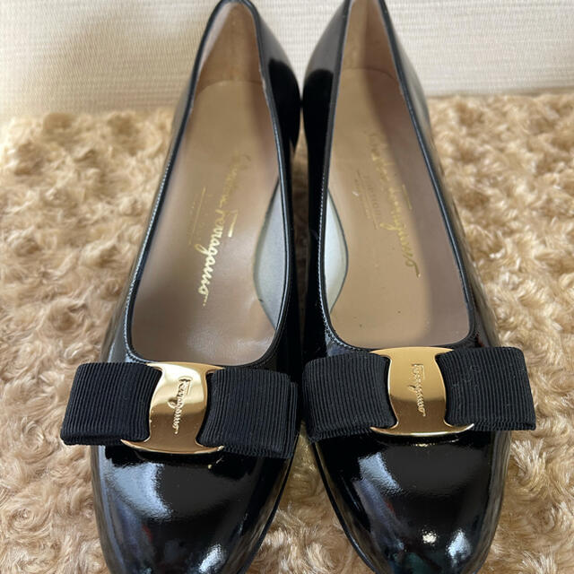 Salvatore Ferragamo(サルヴァトーレフェラガモ)の美品　サルバトーレ　フェラガモ　ヴァラリボン　パンプス　6 1/2 レディースの靴/シューズ(ハイヒール/パンプス)の商品写真