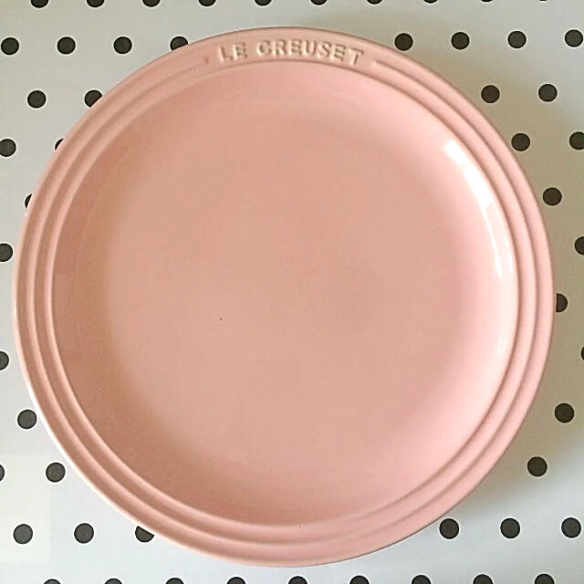 LE CREUSET(ルクルーゼ)の♡ルクルーゼ ラウンド プレート 23cm シフォンピンク ブルーベルパープル  インテリア/住まい/日用品のキッチン/食器(食器)の商品写真