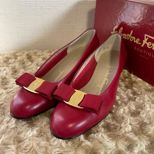 Salvatore Ferragamo(サルヴァトーレフェラガモ)のサルバトーレ　フェラガモ　ヴァラリボン　パンプス　6 レディースの靴/シューズ(ハイヒール/パンプス)の商品写真