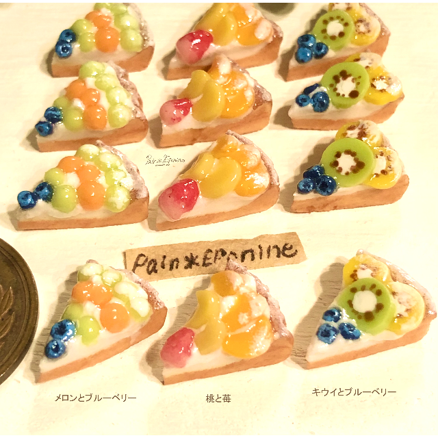 【ミニチュア】カットフルーツタルトB：桃と苺 ハンドメイドのおもちゃ(ミニチュア)の商品写真
