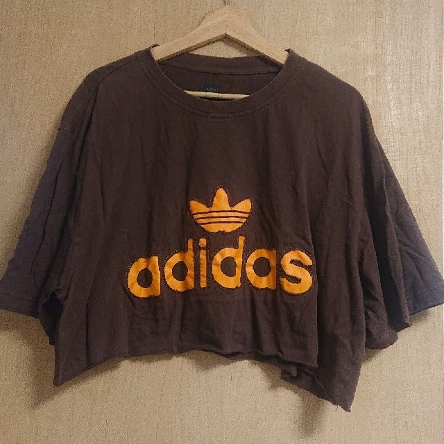 古着屋購入*adidas*リメイクTシャツ*クロップドTシャツ*ショート丈 レディースのトップス(Tシャツ(半袖/袖なし))の商品写真