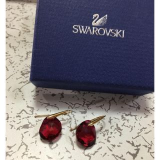 スワロフスキー(SWAROVSKI)の揺れる赤いビジューピアス💖箱無し(ピアス)