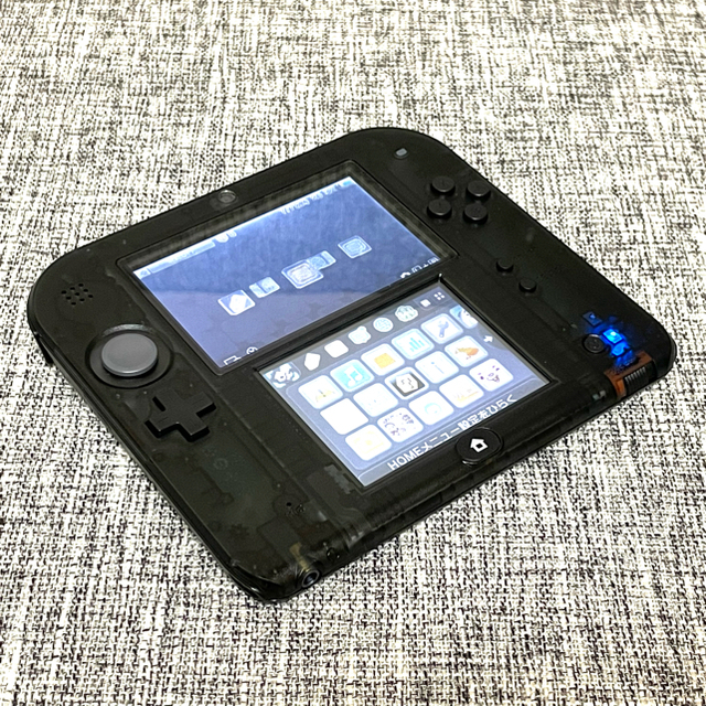 任天堂(ニンテンドウ)のNintendo  ニンテンドー 2DS 本体　クリアブラック エンタメ/ホビーのゲームソフト/ゲーム機本体(携帯用ゲーム機本体)の商品写真