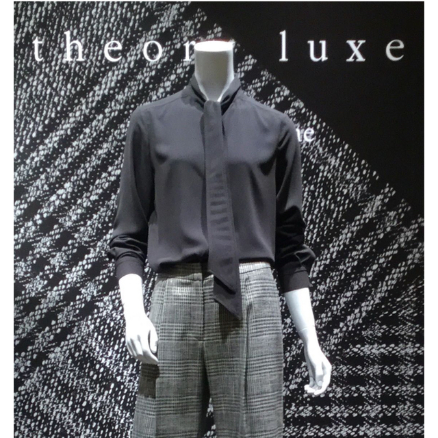 Theory luxe(セオリーリュクス)の完売　定価26,000円　theoryluxe ボウタイブラウス　ホワイト　S レディースのトップス(シャツ/ブラウス(長袖/七分))の商品写真