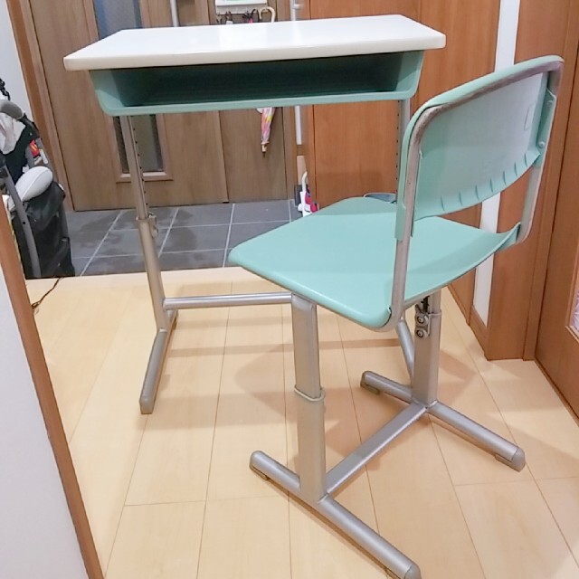 学校用 机と椅子のセット(残8セット) 学校用 机と椅子のセット(残8セット)