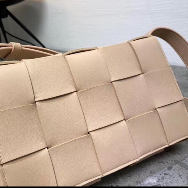 Bottega Veneta(ボッテガヴェネタ)の7/15迄出品【ほぼ新品】ボッテガヴェネタ　カセット　アーモンド レディースのバッグ(ショルダーバッグ)の商品写真