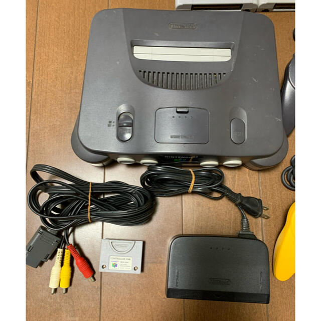 NINTENDO 64(ニンテンドウ64)のNINTENDO（ニンテンドー）64本体 セット すぐ遊べる エンタメ/ホビーのゲームソフト/ゲーム機本体(家庭用ゲーム機本体)の商品写真