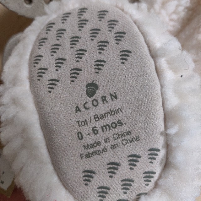 SHIPS KIDS(シップスキッズ)の新品☆Acorn ベビーシューズ　ホワイト0-6M キッズ/ベビー/マタニティのベビー靴/シューズ(~14cm)(スリッポン)の商品写真