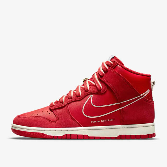 NIKE(ナイキ)のNIKE DUNK HIGH SE FIRST USEUNIVERSITYRED メンズの靴/シューズ(スニーカー)の商品写真