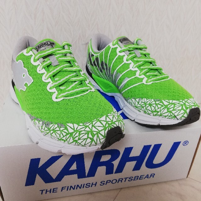 新品!!KARHU カルフ Woman Flow 6 IREスニーカーUS7.5