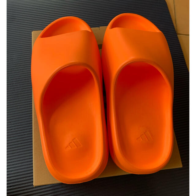adidas(アディダス)のADIDAS YEEZY SLIDE "ENFLAME ORANGE" メンズの靴/シューズ(サンダル)の商品写真