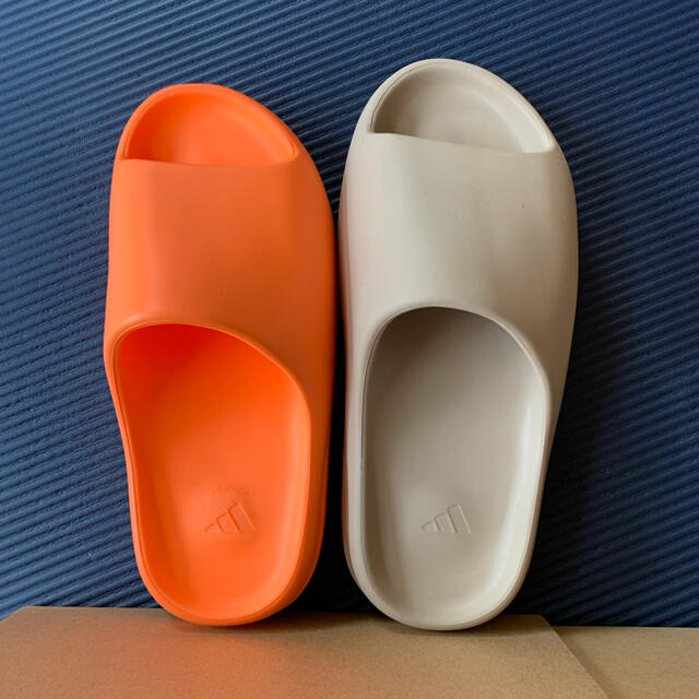 adidas(アディダス)のADIDAS YEEZY SLIDE "ENFLAME ORANGE" メンズの靴/シューズ(サンダル)の商品写真