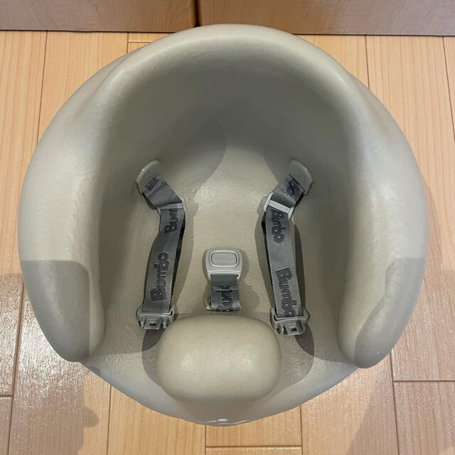 Bumbo(バンボ)のBUMBOチャイルドチェア　06. TAUPE キッズ/ベビー/マタニティの寝具/家具(その他)の商品写真