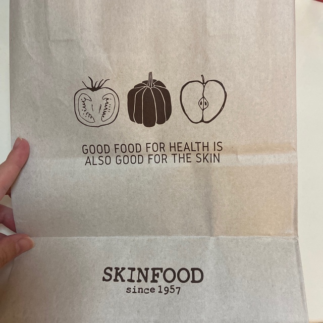 SKIN FOOD(スキンフード)の【新品・未使用】マニキュア、ショップ袋、コットン コスメ/美容のネイル(マニキュア)の商品写真