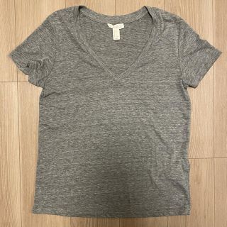 フォーエバートゥエンティーワン(FOREVER 21)のForever21 グレー　VネックTシャツ(Tシャツ(半袖/袖なし))