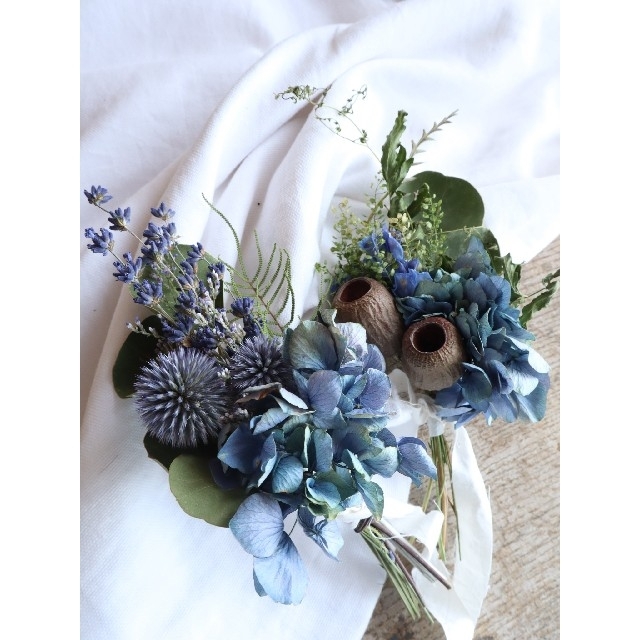 涼しげな藍色紫陽花とアンティーク紫陽花の縦長スワッグ。ドライフラワースワッグ
