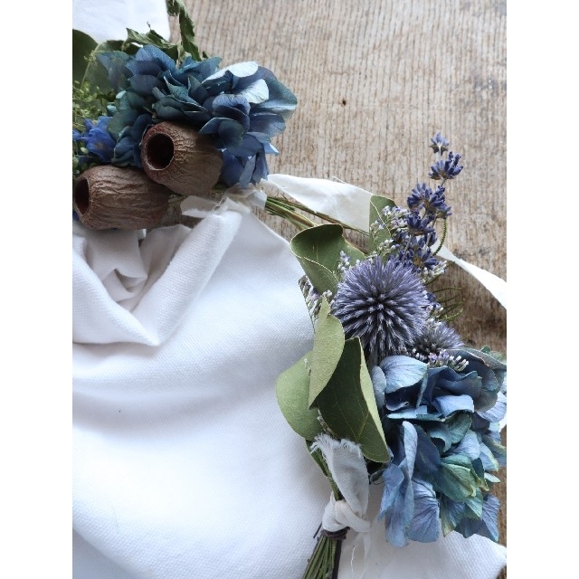 淡い青色の紫陽花と夏の草花を束ねた 花瓶に生ける スワッグ  ドライフラワー