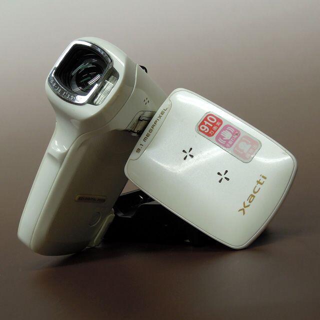 SANYO(サンヨー)のSANYO Xacti DMX-CG9(W) デジタルムービーカメラ おまけ付き スマホ/家電/カメラのカメラ(コンパクトデジタルカメラ)の商品写真