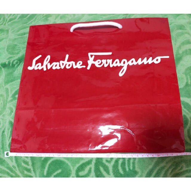 Salvatore Ferragamo(サルヴァトーレフェラガモ)のフェラガモ☆赤色の紙袋☆ レディースのバッグ(ショップ袋)の商品写真