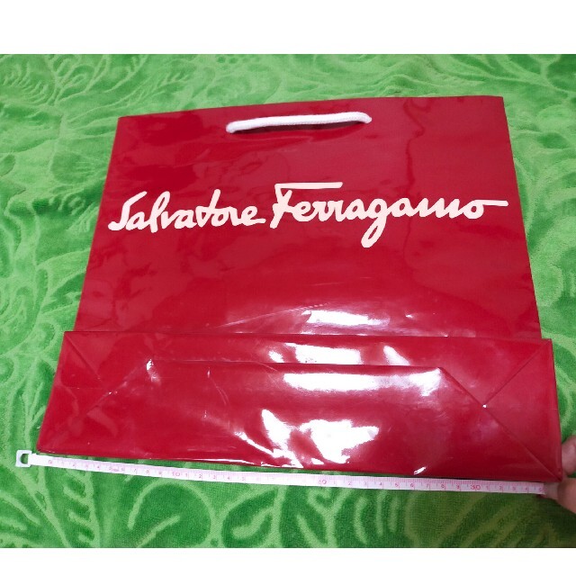 Salvatore Ferragamo(サルヴァトーレフェラガモ)のフェラガモ☆赤色の紙袋☆ レディースのバッグ(ショップ袋)の商品写真