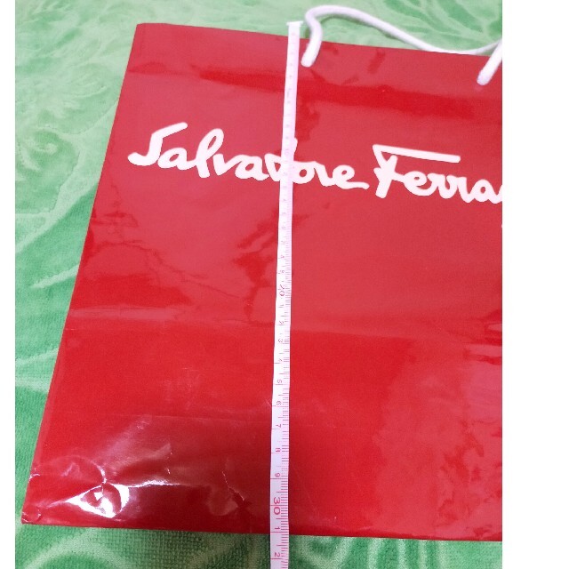 Salvatore Ferragamo(サルヴァトーレフェラガモ)のフェラガモ☆赤色の紙袋☆ レディースのバッグ(ショップ袋)の商品写真