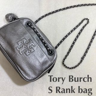 トリーバーチ(Tory Burch)の美品　トリーバーチ　ショルダーバッグ　シルバー　チェーン　チャーム付き(ショルダーバッグ)