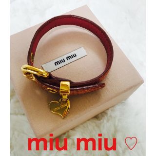 ミュウミュウ(miumiu)のmiu miu ブレスレット　くすみピンク　ハートチャーム　箱あり(ブレスレット/バングル)