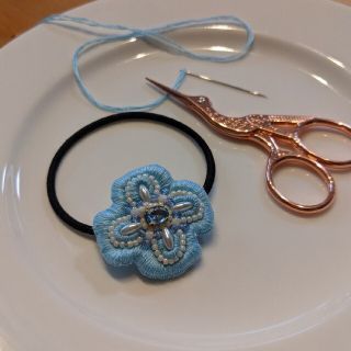 【値下げ】ハンドメイド　ビーズ刺繍ヘアゴム【水色】(ヘアアクセサリー)