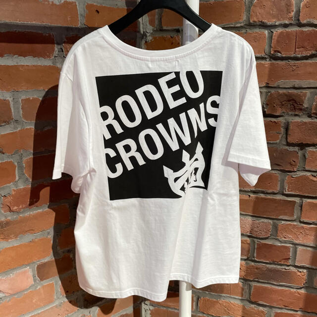 RODEO CROWNS WIDE BOWL(ロデオクラウンズワイドボウル)のボックスロゴVネックTシャツ レディースのトップス(Tシャツ(半袖/袖なし))の商品写真