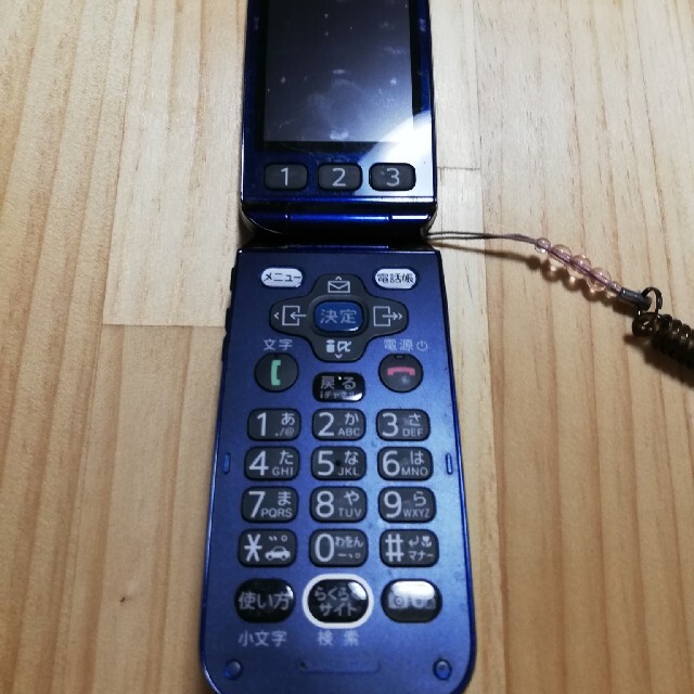 富士通(フジツウ)のらくらくホンベーシック3　 F-08C　ネイビー　ドコモ　docomo スマホ/家電/カメラのスマートフォン/携帯電話(携帯電話本体)の商品写真