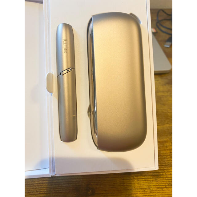 IQOS(アイコス)のほぼ新品！連続2本吸える！アイコスiQOS DUO ゴールド　 スマホ/家電/カメラのスマートフォン/携帯電話(その他)の商品写真