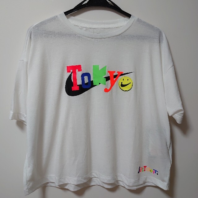 NIKE(ナイキ)の■新品未使用■NIKE  justdoit tokyo ホワイト Tシャツ レディースのトップス(Tシャツ(半袖/袖なし))の商品写真