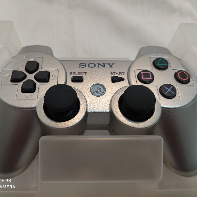 SONY(ソニー)の【未使用品】PS3 コントローラー シルバー エンタメ/ホビーのゲームソフト/ゲーム機本体(その他)の商品写真