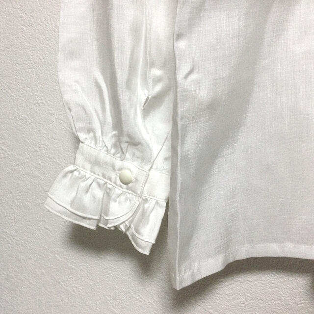 フリルとまるいボタンのホワイトブラウス レディースのトップス(シャツ/ブラウス(長袖/七分))の商品写真