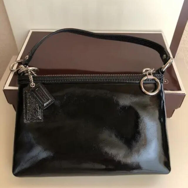 COACH(コーチ)のコーチ　持ち手付きポーチ　エナメル　ブラック レディースのファッション小物(ポーチ)の商品写真