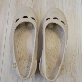 crocs フラット サンダル gold w7(サンダル)