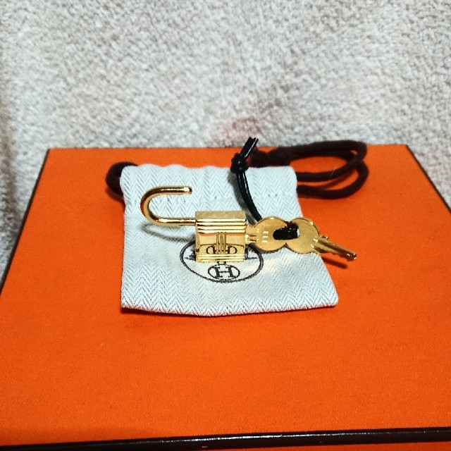 Hermes(エルメス)のHERMES ゴールド カデナパドロック 南京錠、鍵2本、保存袋付き！ レディースのアクセサリー(チャーム)の商品写真