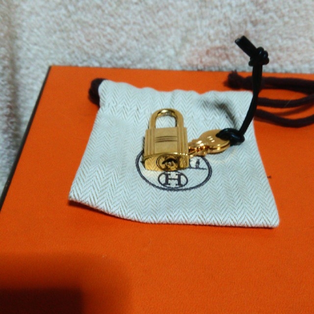 Hermes(エルメス)のHERMES ゴールド カデナパドロック 南京錠、鍵2本、保存袋付き！ レディースのアクセサリー(チャーム)の商品写真