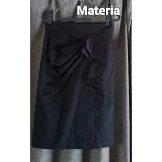 マテリア(MATERIA)の大変美品　マテリア　華やかなデザインスカート　黒(ひざ丈スカート)