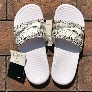 ナイキ(NIKE)の新品☆レア 希少　パイソン柄ベナッシ (サンダル)