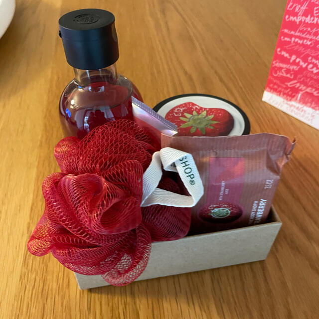 THE BODY SHOP(ザボディショップ)の<値下げ> the body shopストロベリー バス＆ボディギフト コスメ/美容のボディケア(ボディクリーム)の商品写真