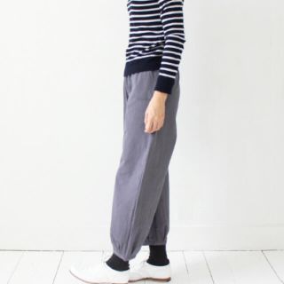 ミナペルホネン(mina perhonen)のAtelier d'antan Parrot Cotton pants GRAY(カジュアルパンツ)