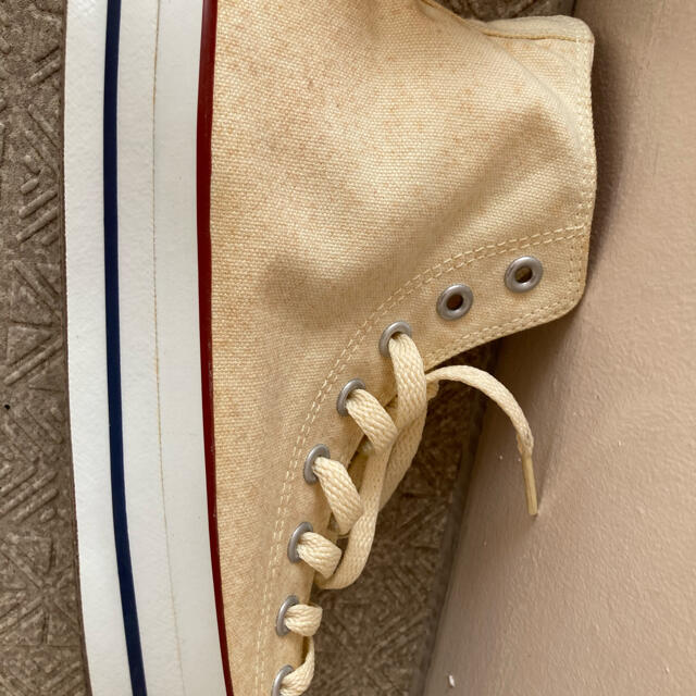 CONVERSE(コンバース)のコンバース　ベージュ　生成り　ハイカット　タグ付新品　難あり メンズの靴/シューズ(スニーカー)の商品写真