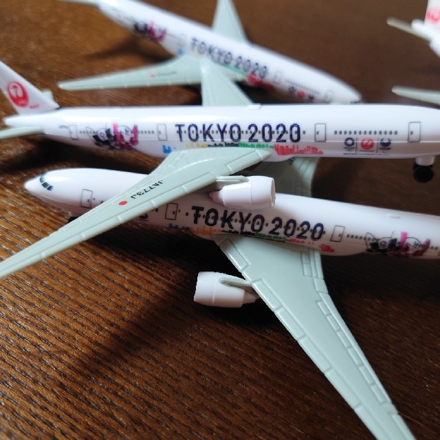 JAL(日本航空)(ジャル(ニホンコウクウ))のJAL 日本航空　非売品　TOKYO 2020　オリンピック　プラモデル　✕４ エンタメ/ホビーのおもちゃ/ぬいぐるみ(模型/プラモデル)の商品写真