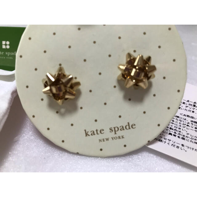 kate spade new york(ケイトスペードニューヨーク)のケイトスペード  ピアス　ゴールド　リボン　未使用 レディースのアクセサリー(ピアス)の商品写真